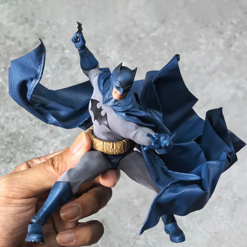 정품 재고 공식 배턴맨 허쉬 천 의상 가동형 액션 피규어 데스크탑 장식 17.5cm 높이 수집용 선물