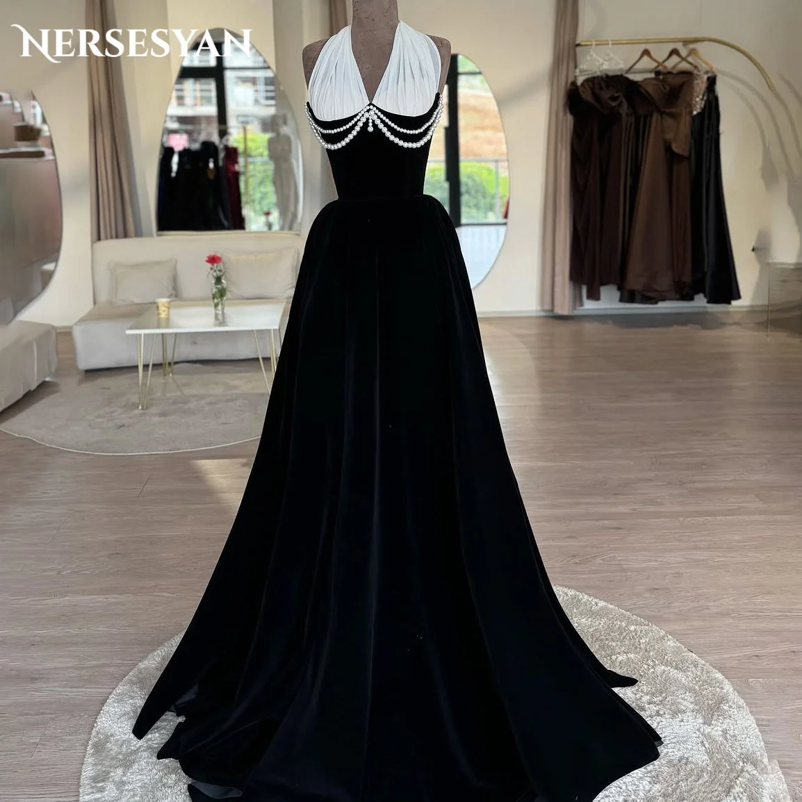 

Nersesyan Роскошные атласные платья для выпускного вечера с жемчугом и открытыми плечами Вечернее платье с лямкой на шее Вечерние платья для особых случаев 2025 Индивидуальные