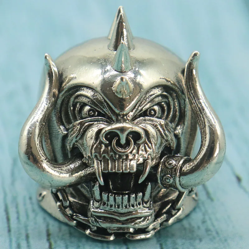 Compre 4 y obtenga 1 gratis. Impresionantes anillos de plata para hombre con líneas brutales de calavera y colmillos, estilo heavy metal con remaches.