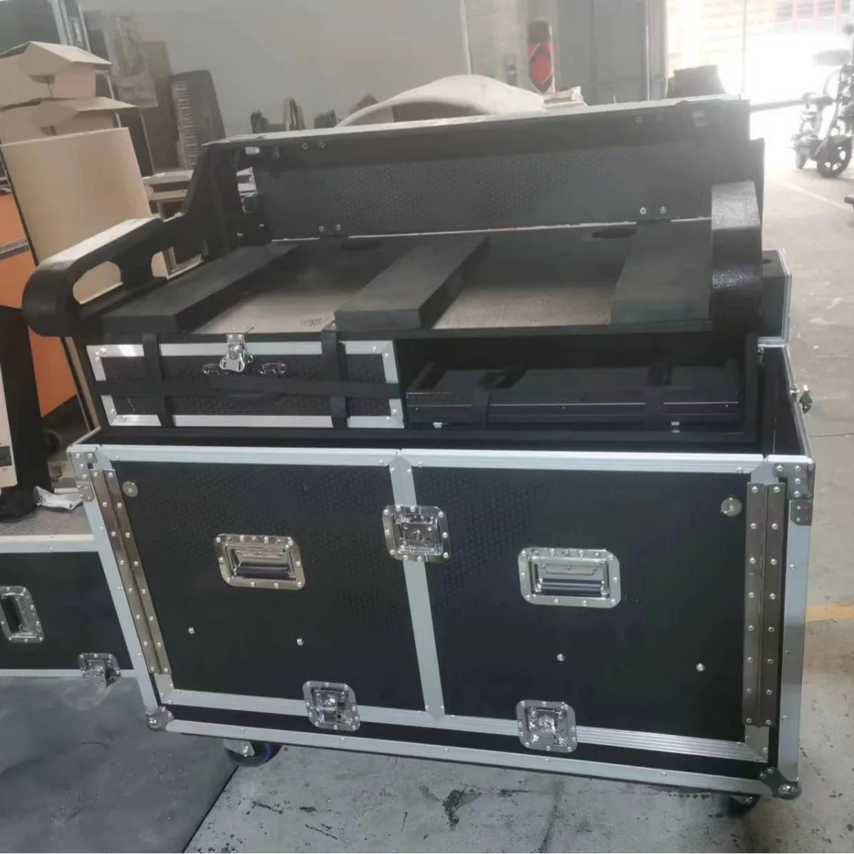 M32 Mixer Air Case Cabinet Hydraulic Shockproof Transport Live Console Flight Case
