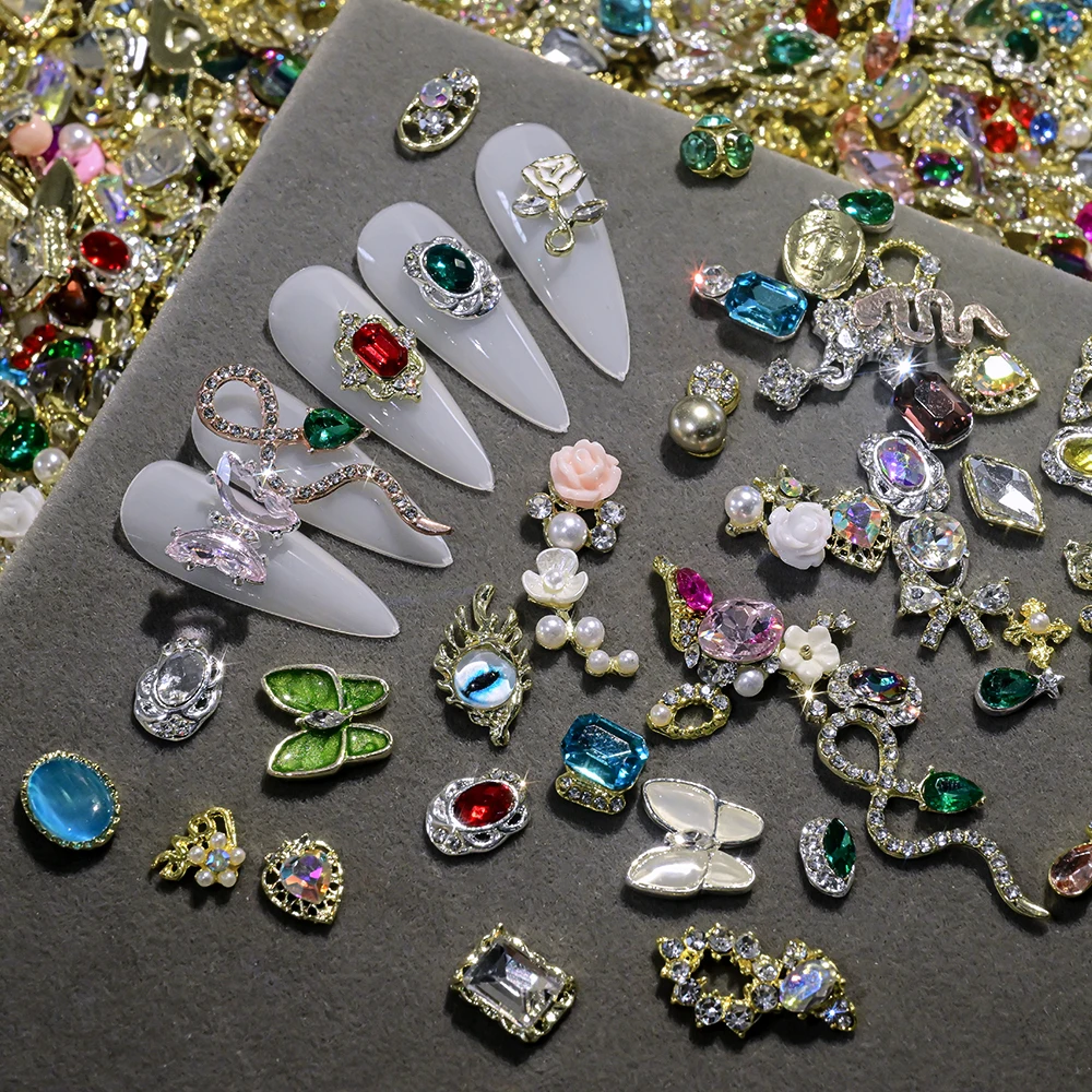 50 szt. Losowe Mieszane Cyrkonie Diamentowe Kryształki Rhinestone Luksusowe Złote Srebrne Ozdoby do Paznokci w Kształcie Motyla/Kokardy/Serce do Manicure