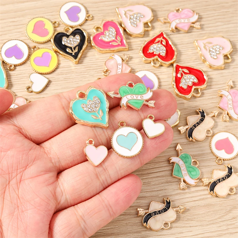 10 Stück niedliche, gemischte, bunte Emaille-Liebesherz-Anhänger für die Herstellung von Halsketten, Ohrringen, Armbändern, DIY-Bastelarbeiten, Schmuckzubehör – Detail 1