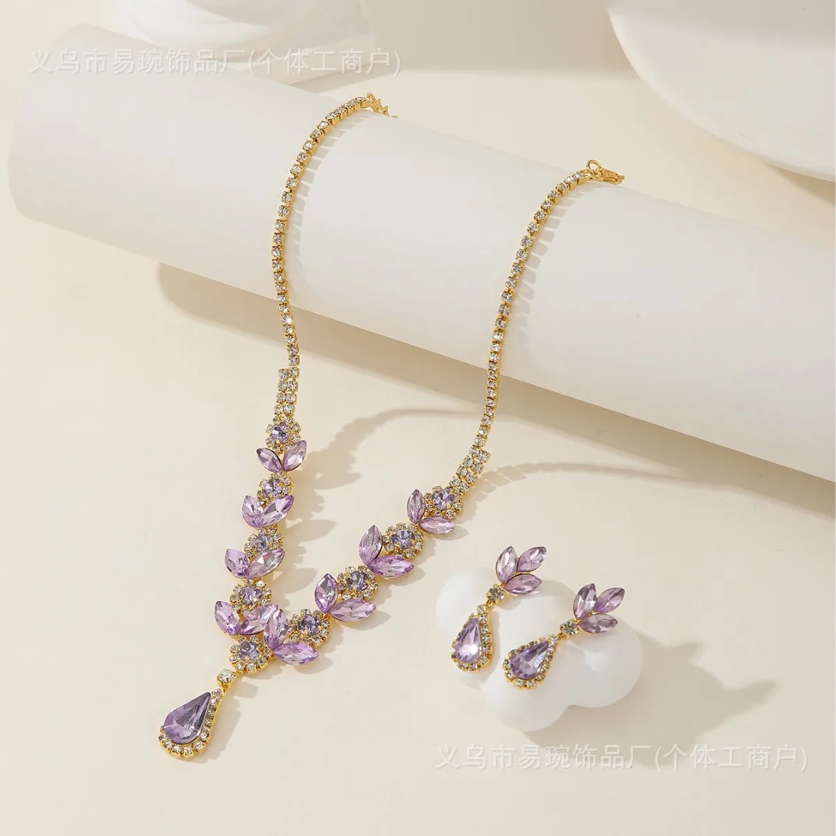 Set Kalung dan Anting Berlian Kristal Wanita 3 Buah Perhiasan Pernikahan Logam Aksesori Pakaian Sehari-hari untuk Pengantin dan Wanita