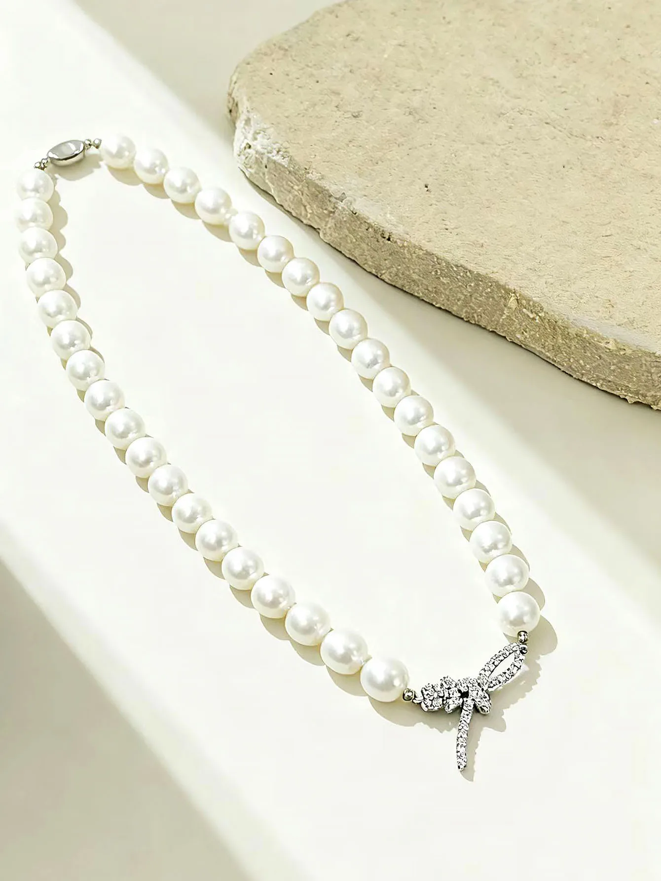 2025 New Classic Style White Handmade Imitation Pearl Women's Necklace Can Be Worn at Parties