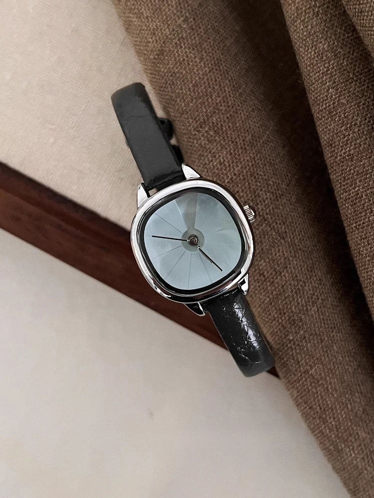 Exquisite Temperament Women's Watch Simple Red Quartz Watch Color Matching Design Clock Fashion Women's Watch