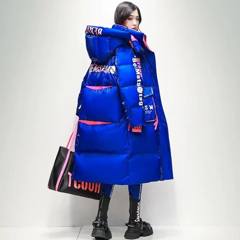 เสื้อแจ็คเก็ตขนเป็ดสีขาวพิมพ์ลายตัวอักษร แฟชั่นใหม่ปี 2025 สำหรับผู้หญิง เสื้อโค้ทกันหนาวแบบหนา มีฮู้ด เสื้อพาร์กาอุ่นๆ สำหรับผู้หญิง