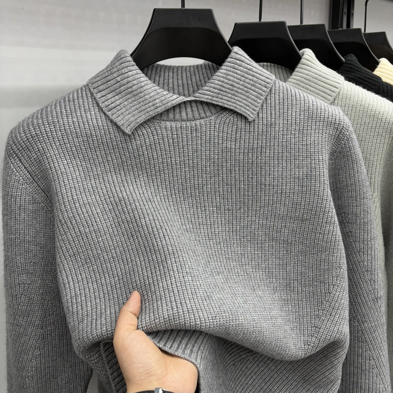 إحساس التصميم: سترة الخريف والشتاء ذات طية صدر السترة للرجال، نمط ناضج فاتح، لون خالص، قميص بولو محبوك فضفاض، سترة أساسية