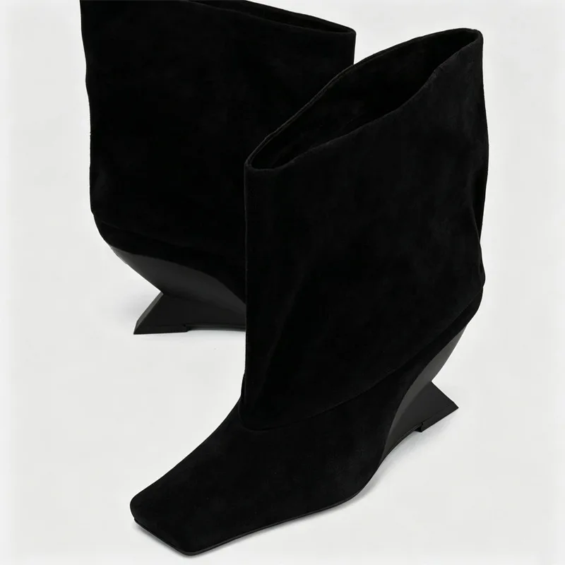 Botas de ante beige para mujer, de caña media, con punta cuadrada, tacón de cuña, diseño plegable y sin cordones, botas de moda con tacón de estilo arquitectónico, botas para mujer.