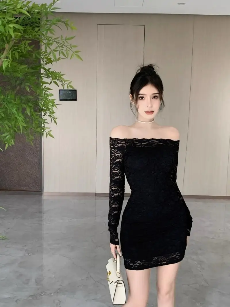 สังคมที่หรูหรา ชุดเดรสกระโปรงสั้นกระชับสัดส่วนลูกไม้ไหล่เดียวที่สวยงามและบริสุทธิ์