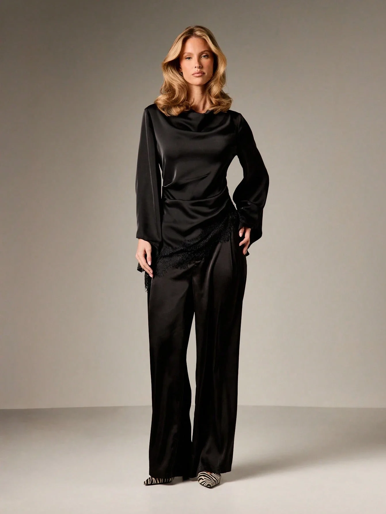 

Асимметричная блузка-пеплум из сатина с длинными рукавами-колокол и кружевными вставками для вечернего образа