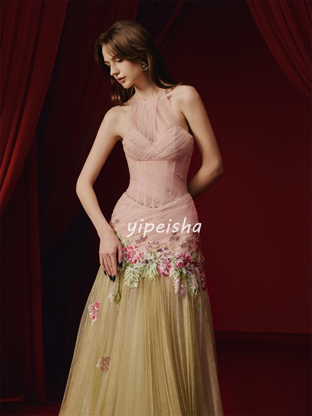 Maßgeschneiderte Glitzernde Damen-Tüll-Abendkleider mit Handgefertigten Blumen und Pailletten, A-Linie, Modische Neckholder-Kleider, Ärmellos, Rückenfrei, Ballkleider