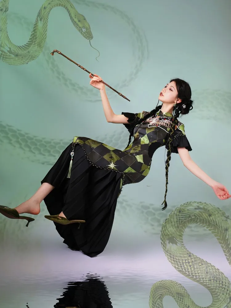 

New Chinese-style cheongsam dress with black and green College printed satin