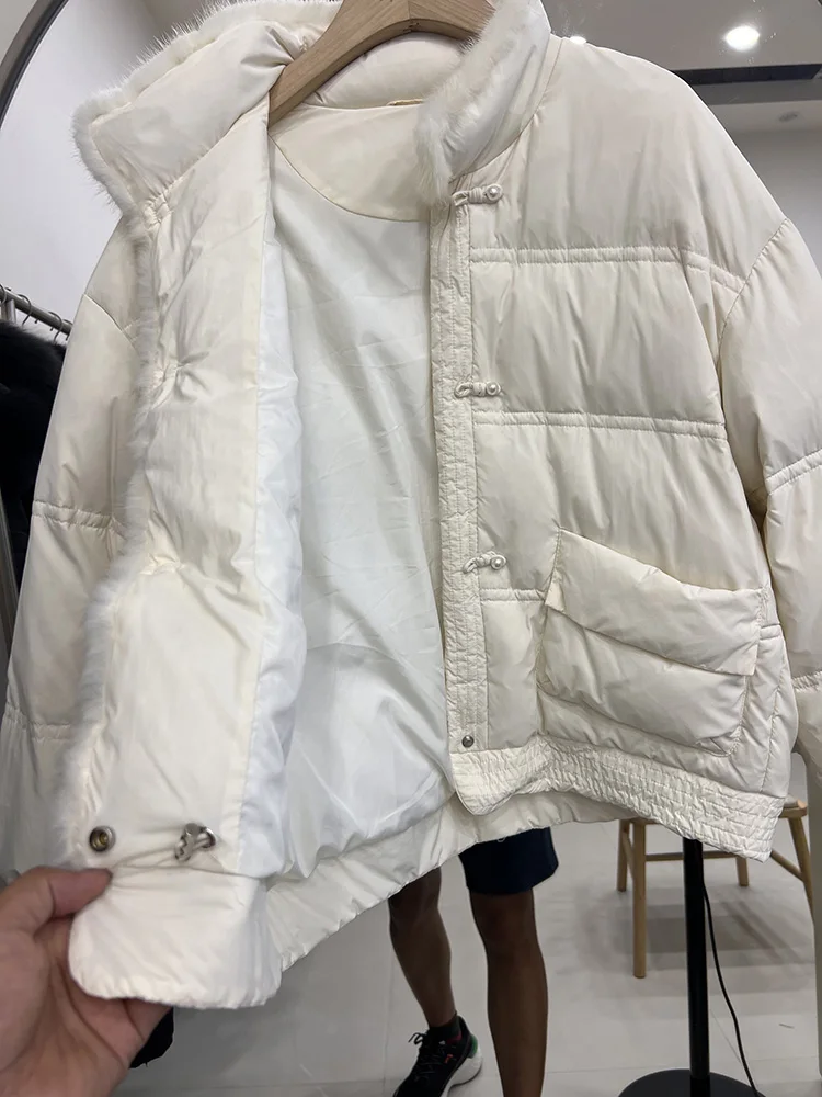 النمط الصيني الجديد الوقوف طوق مشبك فرو المنك الأبيض بطة أسفل سترة الشتاء المرأة الجديدة أنيقة بلون أسفل معطف