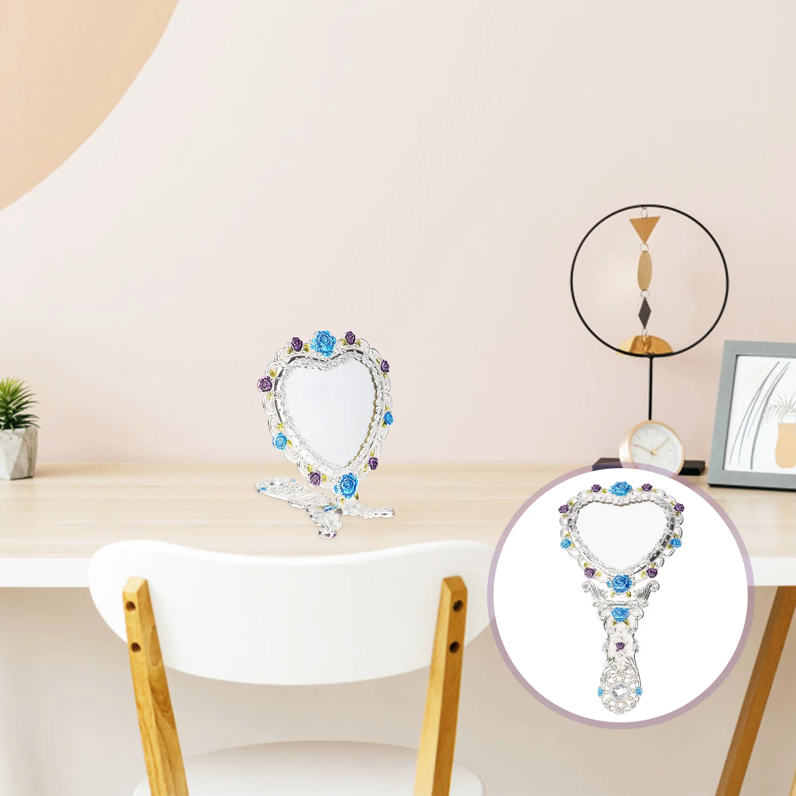 

1Pcs Heart-Shaped European Palace Style Handheld Mirror Deluxe Vintage Makeup Mirror Elegant Beauty Tool