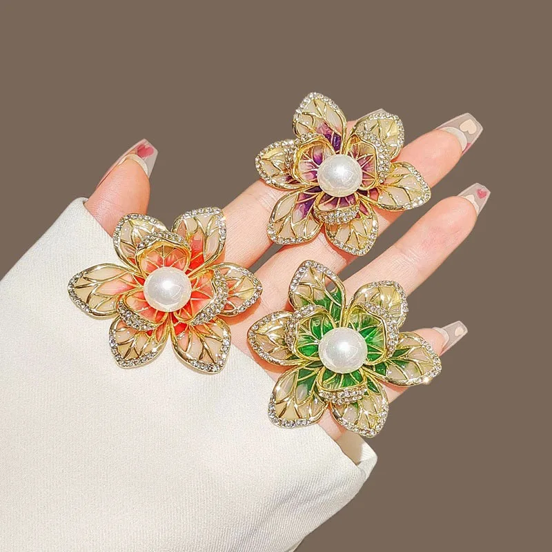Vintage Pearl Color Honey Flower Chest Pin Women Elegant Temperament Pearl Chest Precise Anti Exposure Separation Accessories