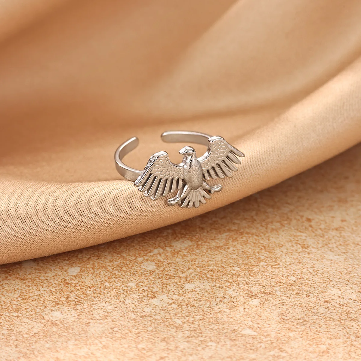 Goldfarbener Adler-Offener Ring aus Edelstahl, Fliegender Vogel, Falken, Verstellbarer Statement-Fingerring für Damen und Herren, Trendiger Tierschmuck – Detail 8
