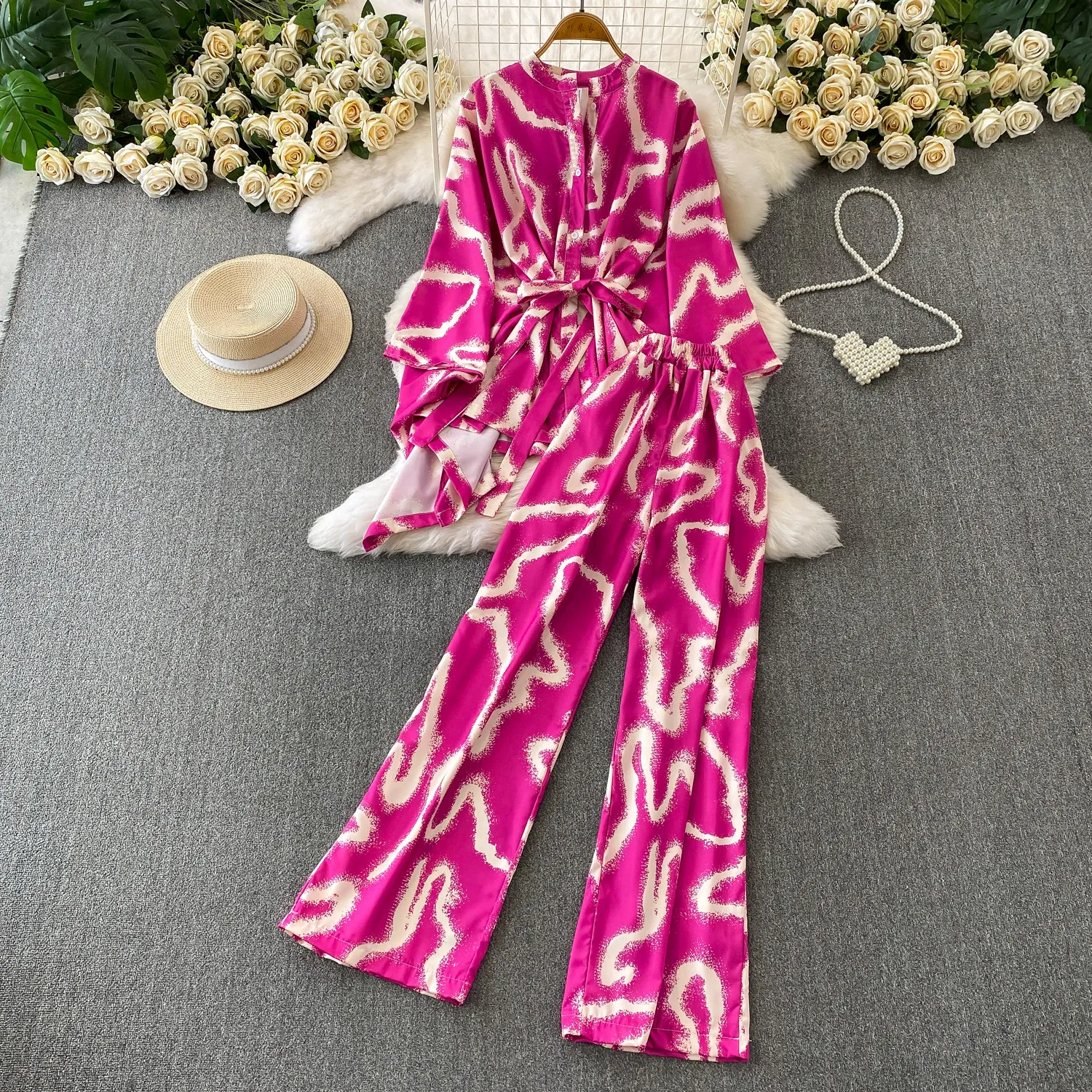 

Комплект SuperAen в корейском стиле: свободная рубашка с асимметричными расклешенными рукавами и принтом, повседневные брюки с высокой талией и широкими штанинами.