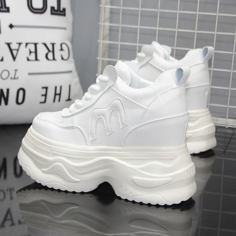 10 12 14 سنتيمتر غير مرئية الداخلية زيادة حذاء أبيض صغير النساء 2025 منصة صغيرة سميكة أحذية منصة الترفيه الرياضة الفاخرة الأحذية