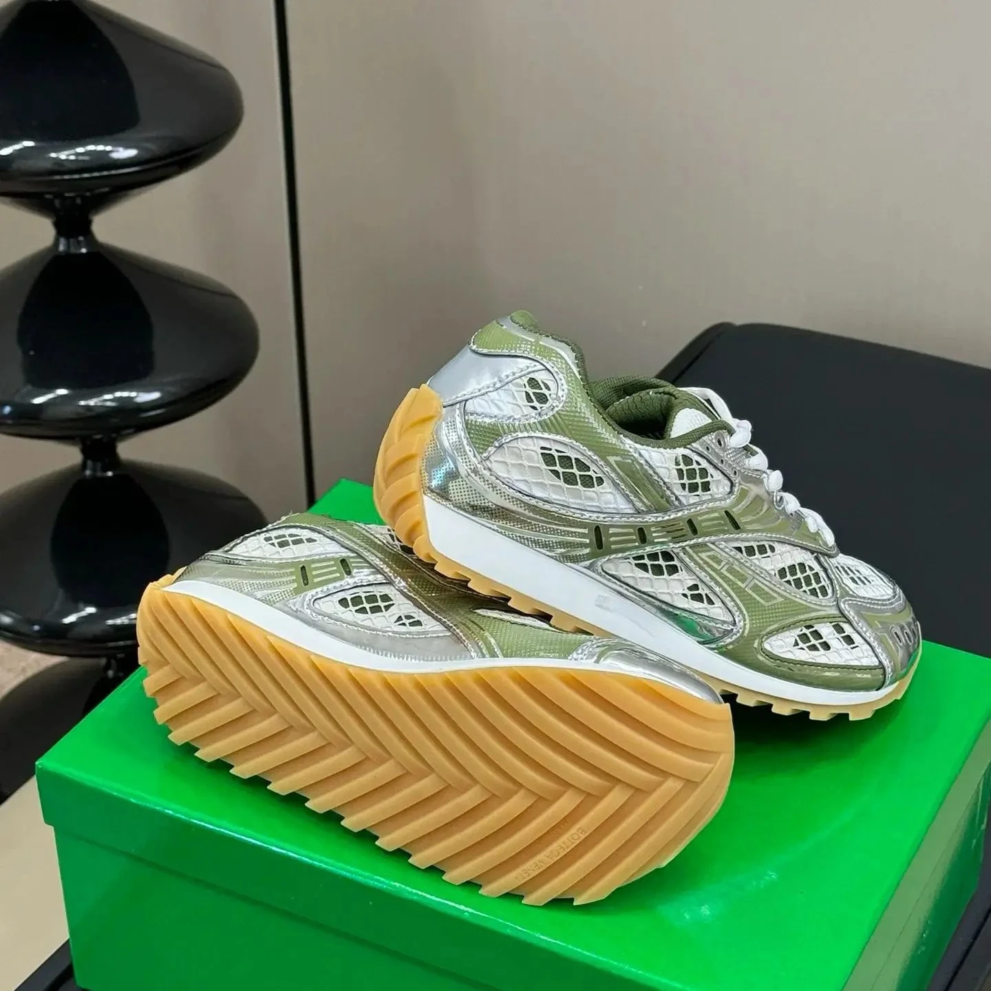Modellen van trendy hardloopschoenen, comfortabele en lichte sportschoenen voor heren en dames - afbeelding 1