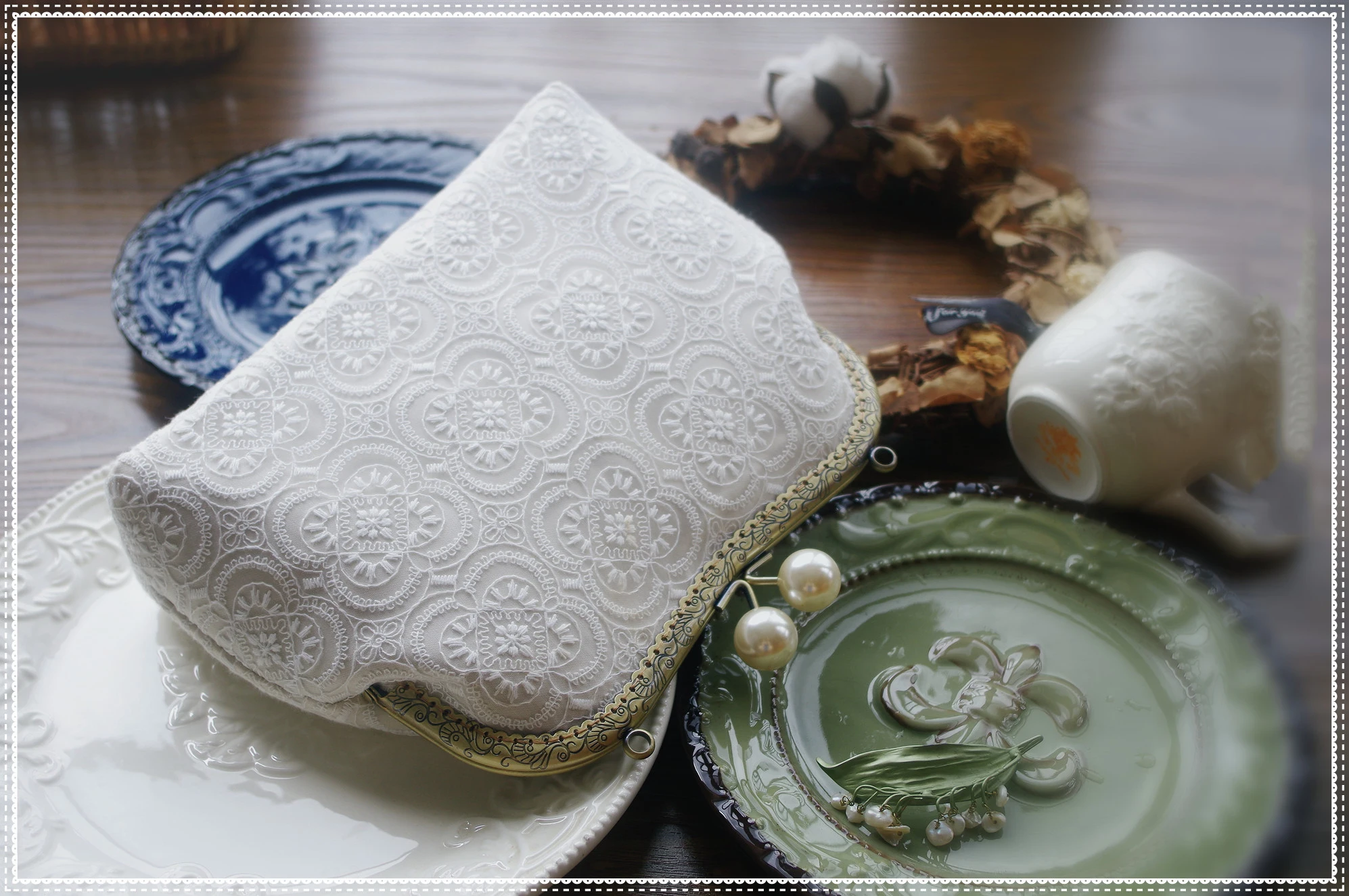 Lost in Vinatge White Lace Clasp Clutch Bag Snap Closure Metal Frame Pearl Ball Kiss Lock Bridal Clutch