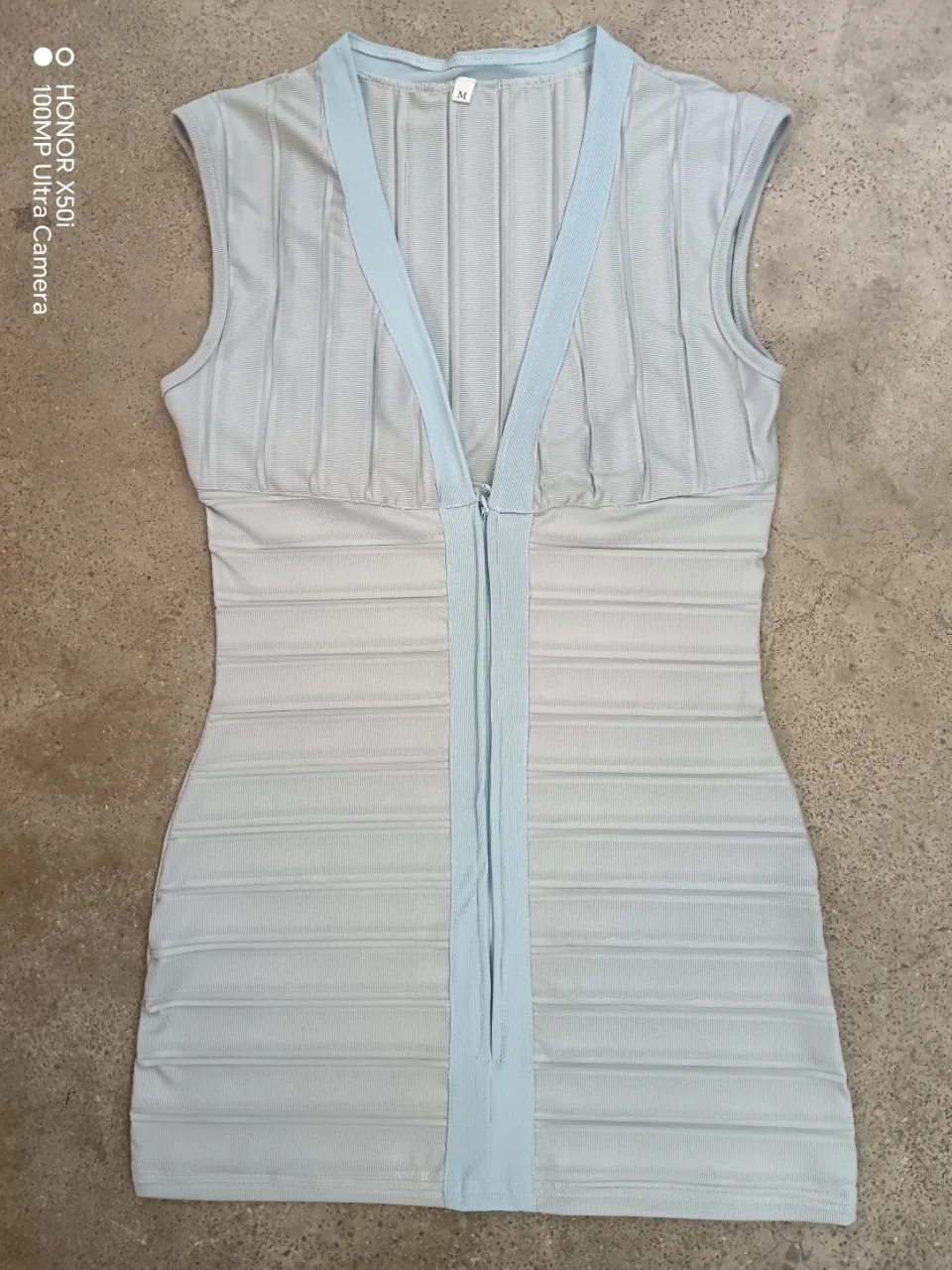 Europäisches und amerikanisches Kleid mit tiefem V-Ausschnitt, ärmellos, mit Reißverschluss, schmal geschnitten, im Spice-Girl-Stil, Partykleid mit Hüftbetonung, modisch und neu. – Detail 10