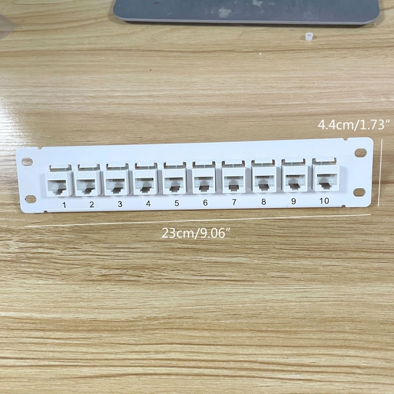 10-poorts CAT6 RJ45 patchpaneel met doorkoppeling voor wandmontage met achterbalk of rackm