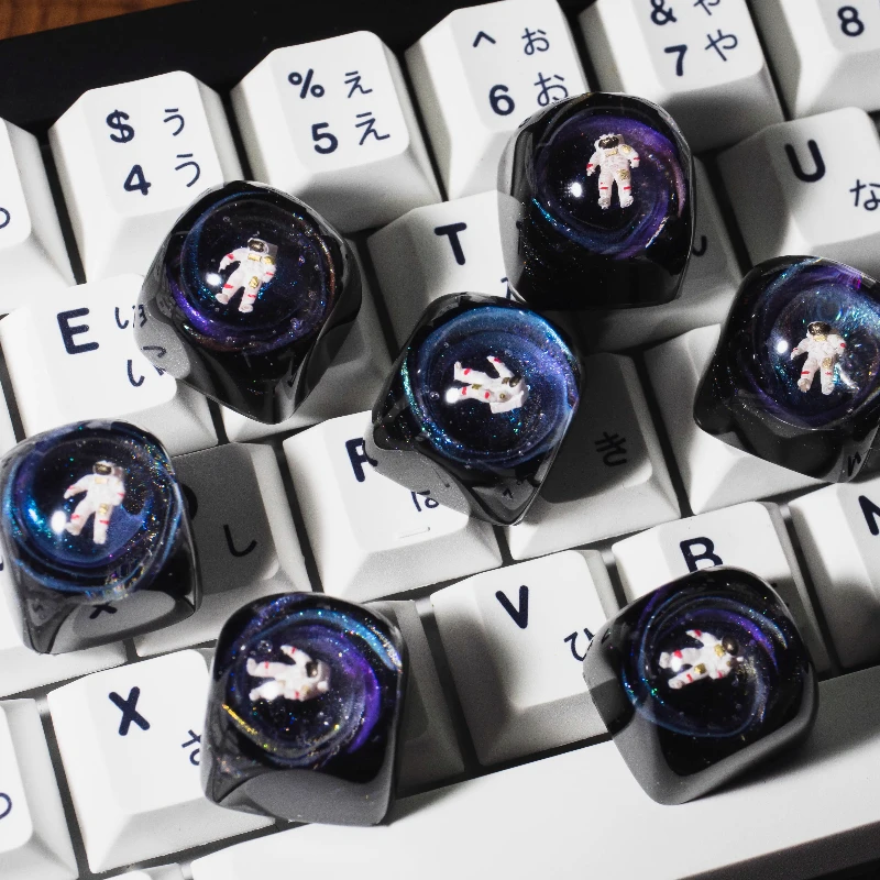 

Astronauts Key Caps Artisan Keycap Customized 3D Creative Keycaps Resin Keycap Suitable for Mechanical Keyboard Cross Axis Gift