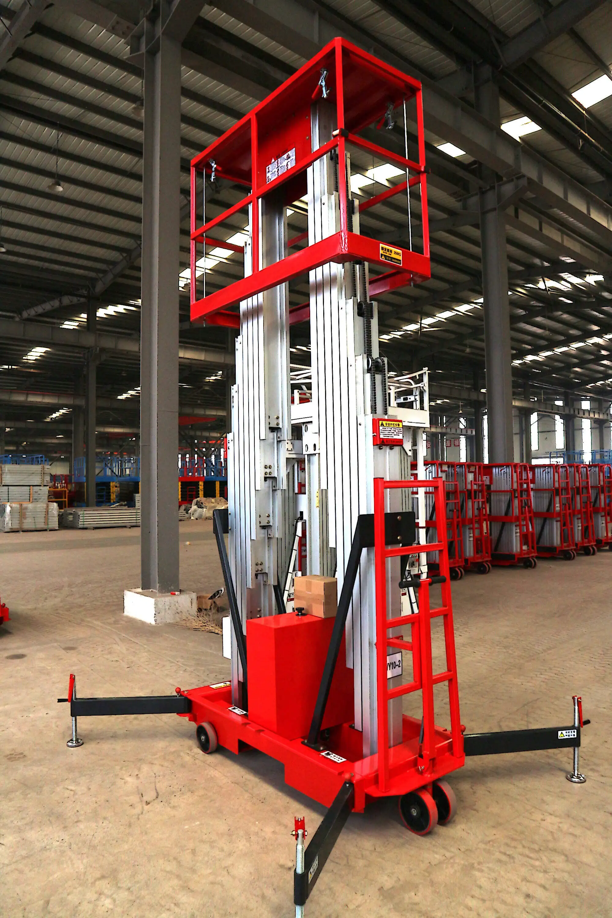 8 م 10 م 12 م عمل جوي خارجي مزدوج الصاري رفع عمودي سبائك الألومنيوم لطاولات الرفع