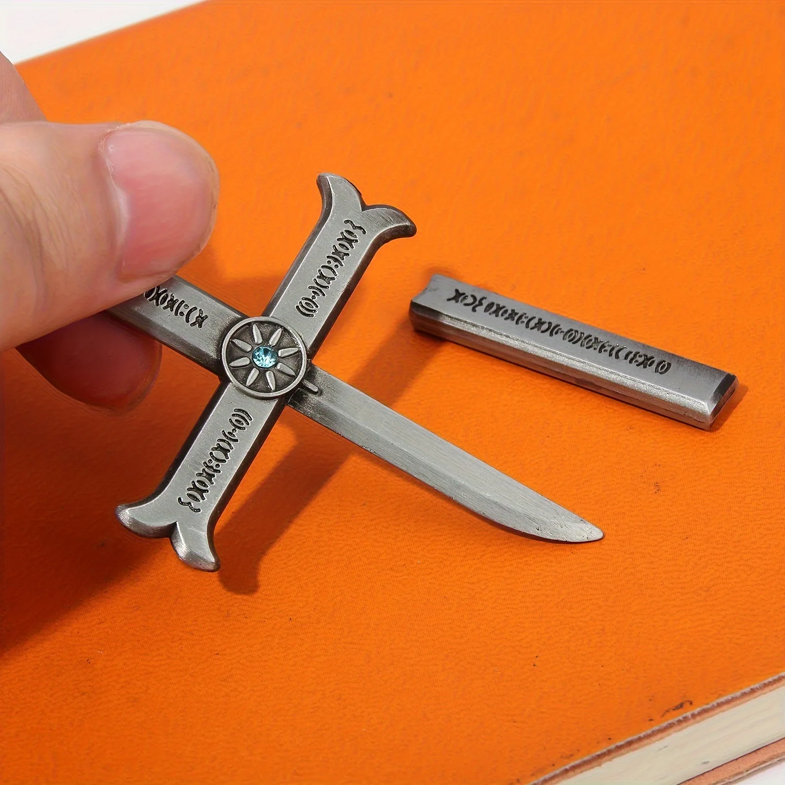 أنيمي الطرفية Dracumi النسر الصليب سكين مفتاح سلسلة قلادة حديدية الرجال والنساء المفاتيح مجوهرات عصرية الإكسسوار هدية