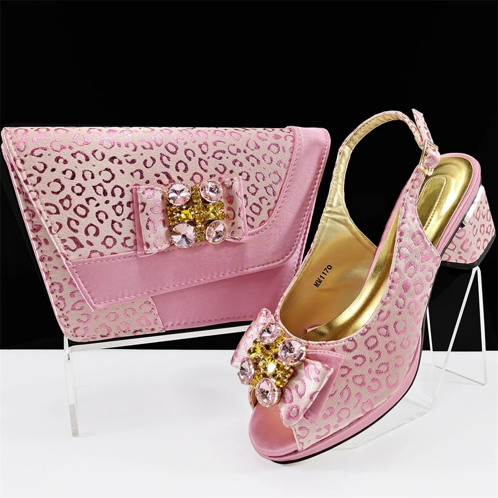 

Итальянские украшенные стразами и цветами, туфли с подходящей сумкой, комплект для свадьбы, элегантные сандалии и комплект сумочек-клатч