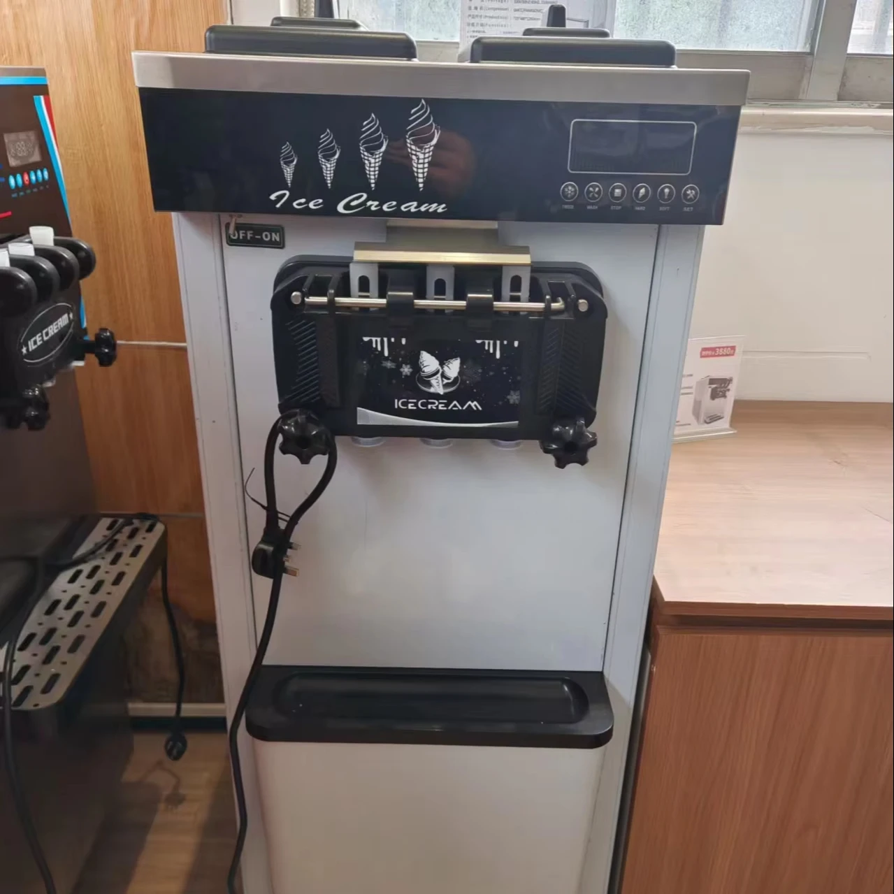 

Commercial Soft Ice Cream Machine Stainless Steel 3 Flavor 20-25L/H Automatic For Household Hotel Use Available For Wholesale