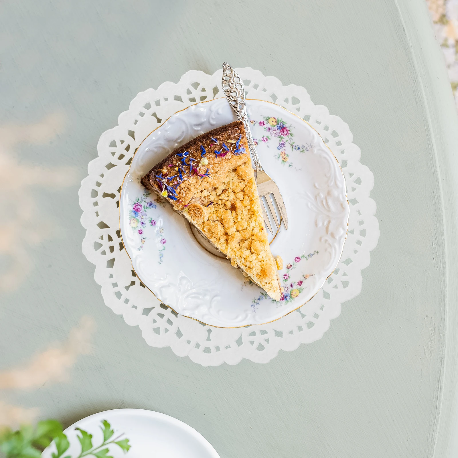 

420pcs Lace Doilies Baking Paper Mats Oil Proof Cake Liner Hollow Design Food Dessert Pad Kitchen Fried Mats Party Paper Pads