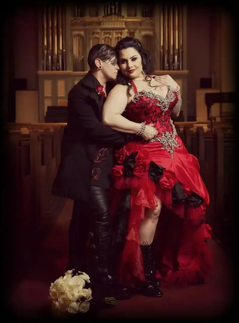 Wampir czerwono-czarna suknia ślubna z dżetów kwiaty koronkowe aplikacje Halter dekolt w serek gotycka wysoka niska suknia ślubna dostosowana