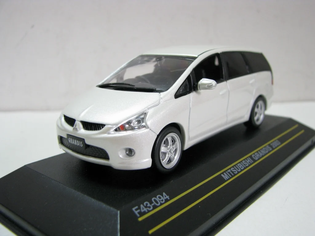 Flaws Diecast escala 1:43 primer MITSUBSHISHI GRANDIS 2003 coche de aleación defectuoso blanco modelo coleccionable juguete para regalo exhibición de recuerdo
