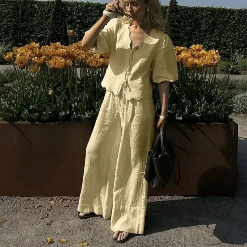 طقم صيفي جديد للنساء بتصميم INS مزين بأزرار وياقة على شكل V وأكمام قصيرة منتفخة + بنطلون طويل غير رسمي من مزيج القطن