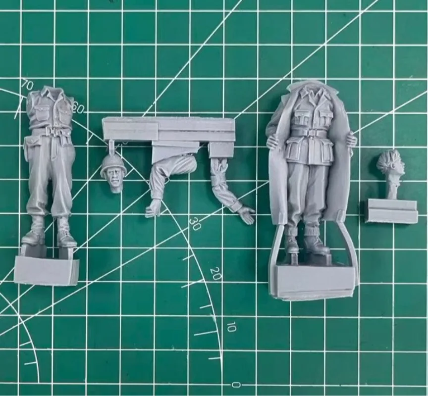 1/35 Scale Resin Model Figure Assembling Kit Soldier Inspection 2 Man Winter Miniature Hobby Sculpture Unassembled and Unpainted