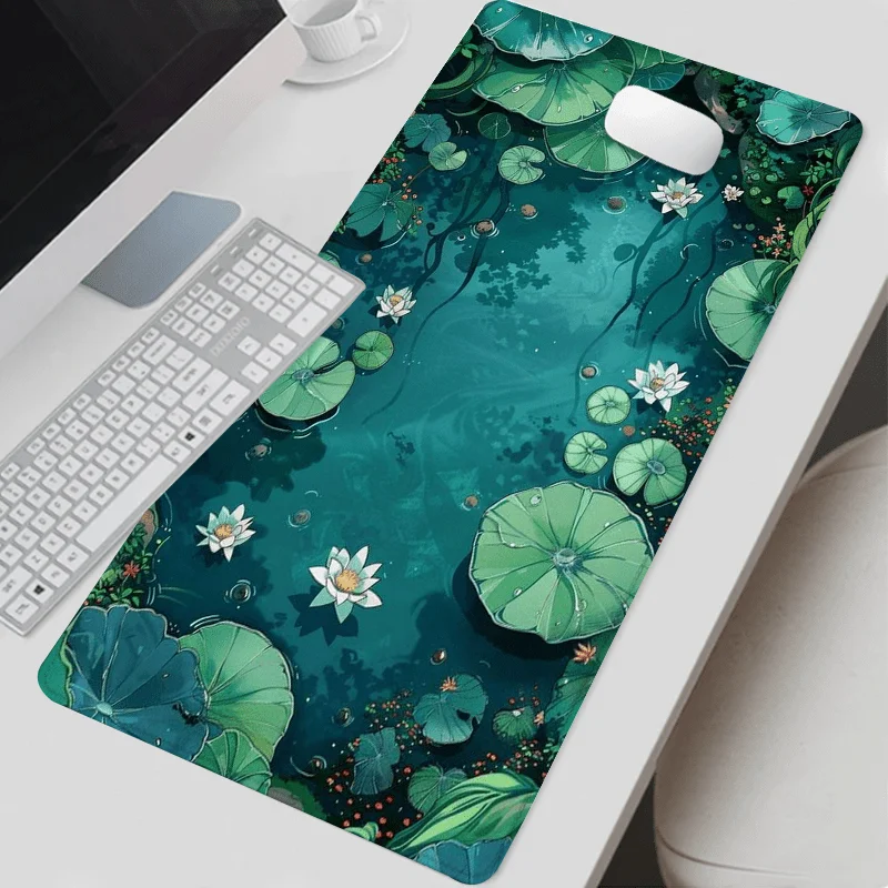 

Большой коврик для стола с изображением спокойной ландышевой прудионной сценой в зеленом лотосовом пруду, разработанный для игр, с нескользящей резиновой основой