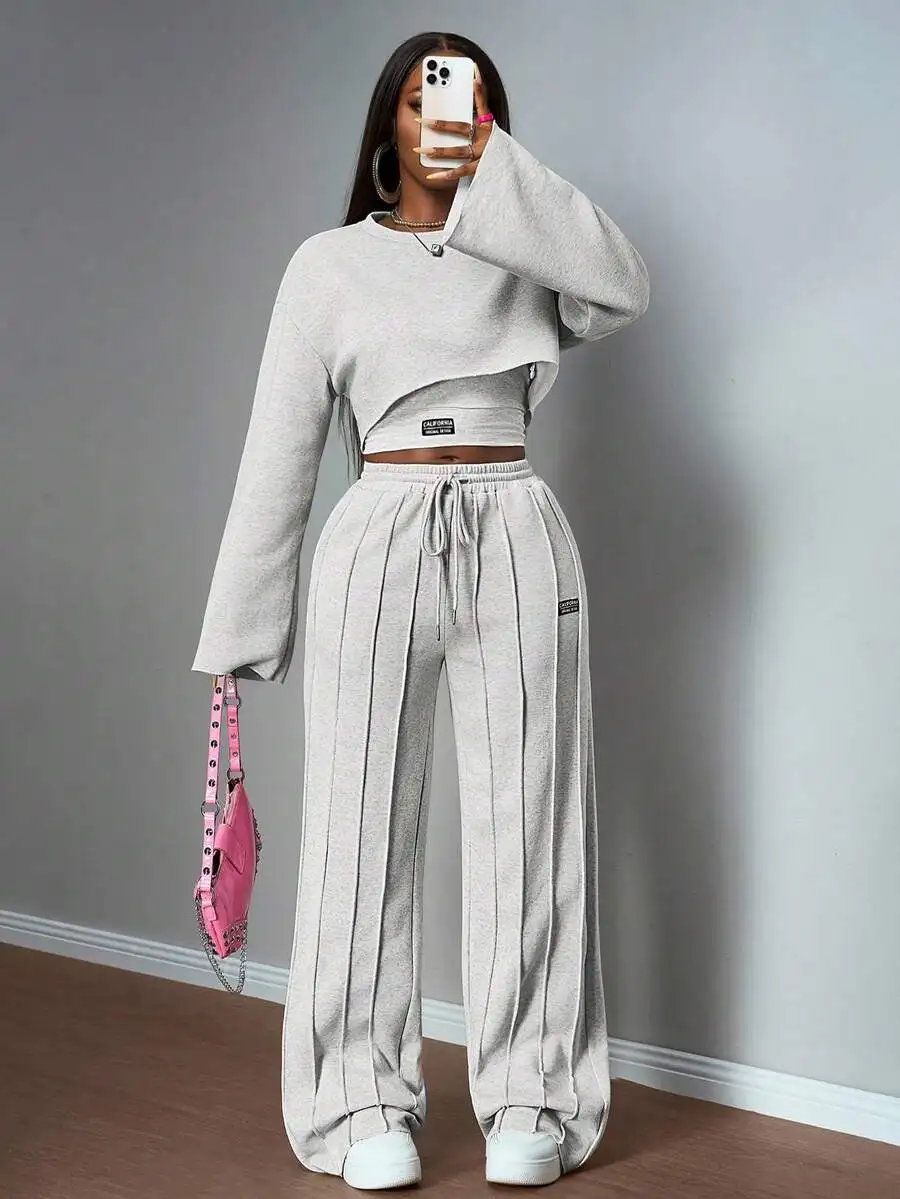 

Серый укороченный топ с длинными рукавами и комплект из плиссированных брюк с широкими штанинами