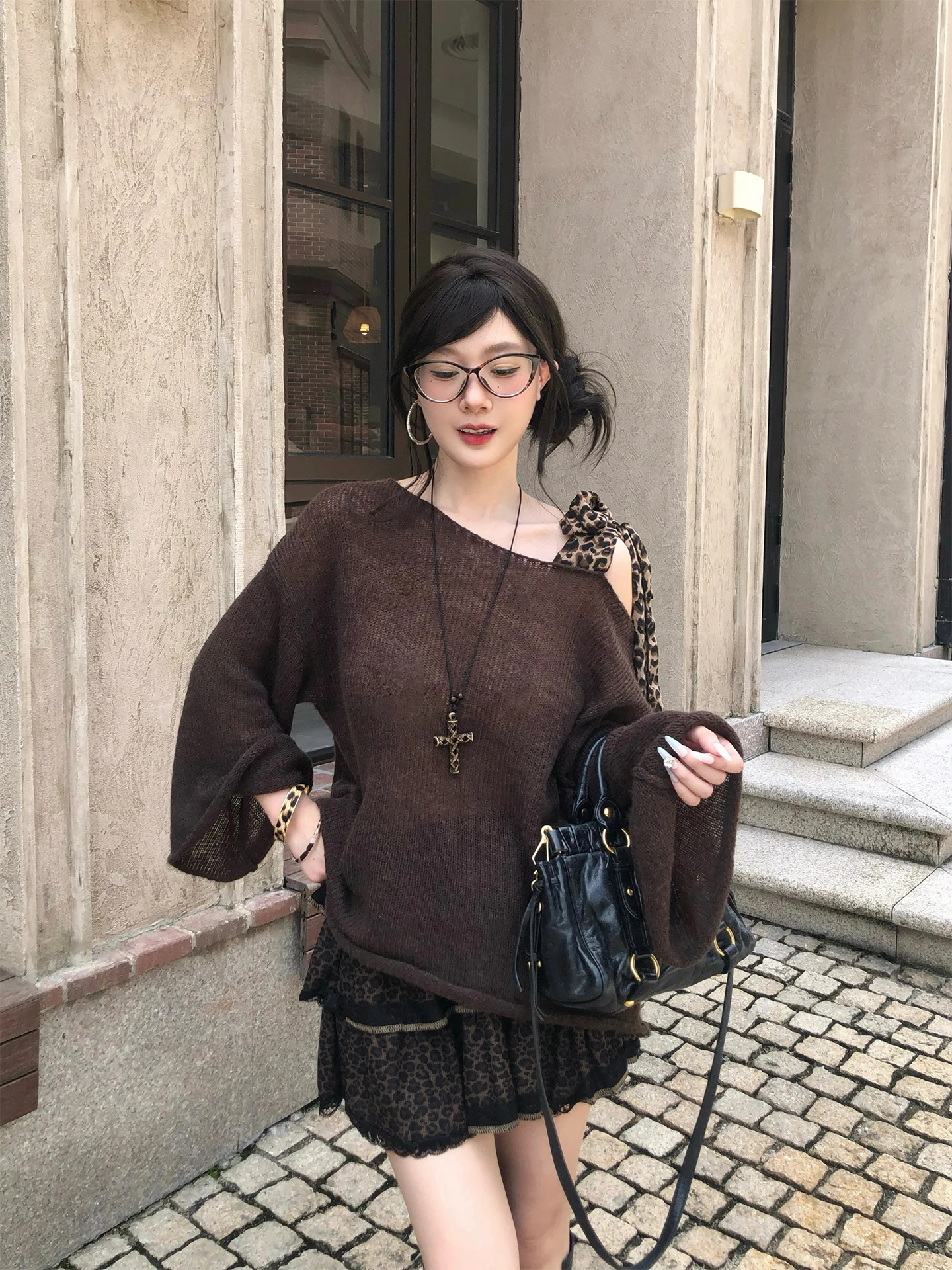 

GeGe op Lazy Sle Leopard Print Knot oulder Long Sve Knitted Sweater Women Autumn Loose Fit oulder Bared Top