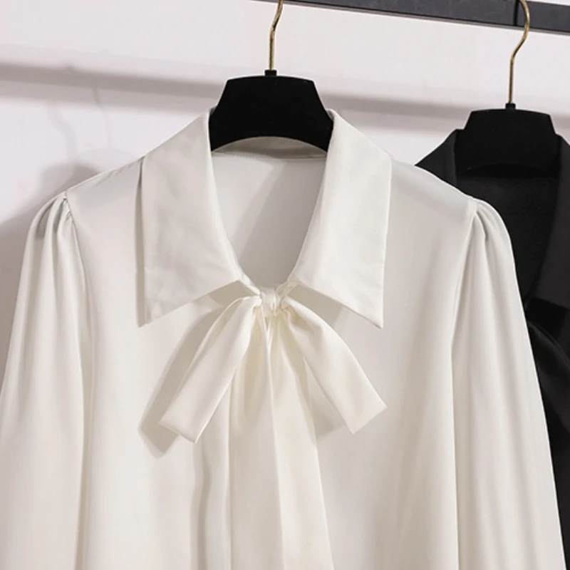 เสื้อผู้หญิงแฟชั่นสีขาวสไตล์ลำลองสำหรับเดินทางไปทำงาน ปี 2025 ไซส์ใหญ่ แขนทรงโคม แต่งโบว์ผีเสื้อ เสื้อผ้าผู้หญิง