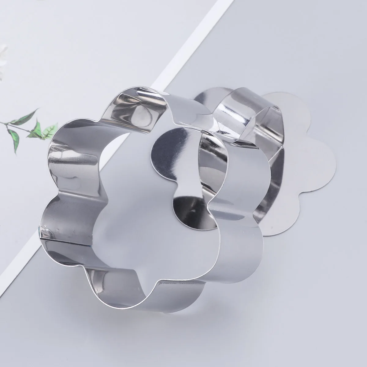 

2 pcs 430 Stainless Steel Baking Mold Flower Shape Cake Mousse Cutter Chocolate Cookie Mold Non-Stick Easy Clean For Home