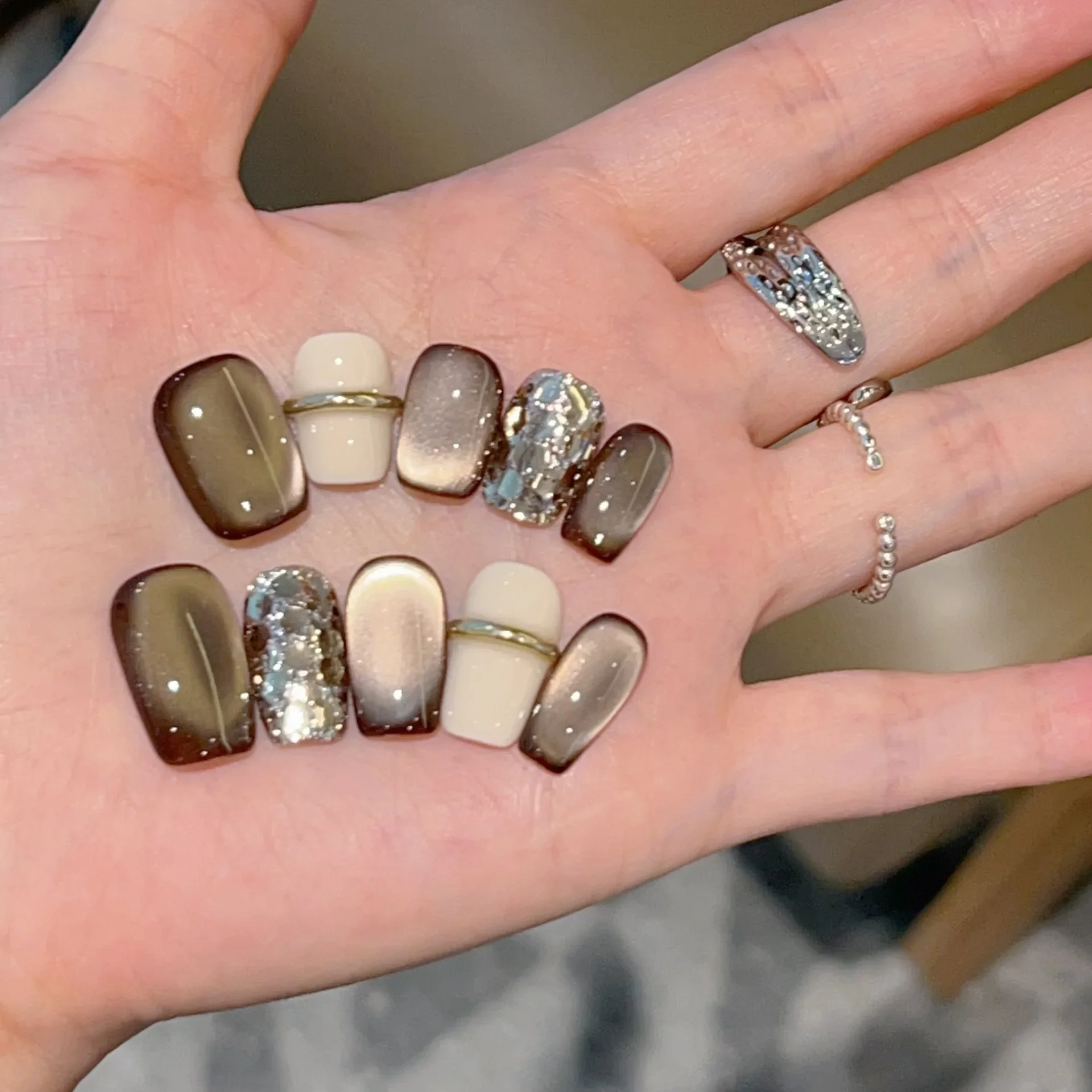 10 個ブラウンミルクコーヒーグリッター手作りプレスオンネイルキャットアイフェイクネイル女性&女の子用ショートスクエア取り外し可能ウェアラブルネイル