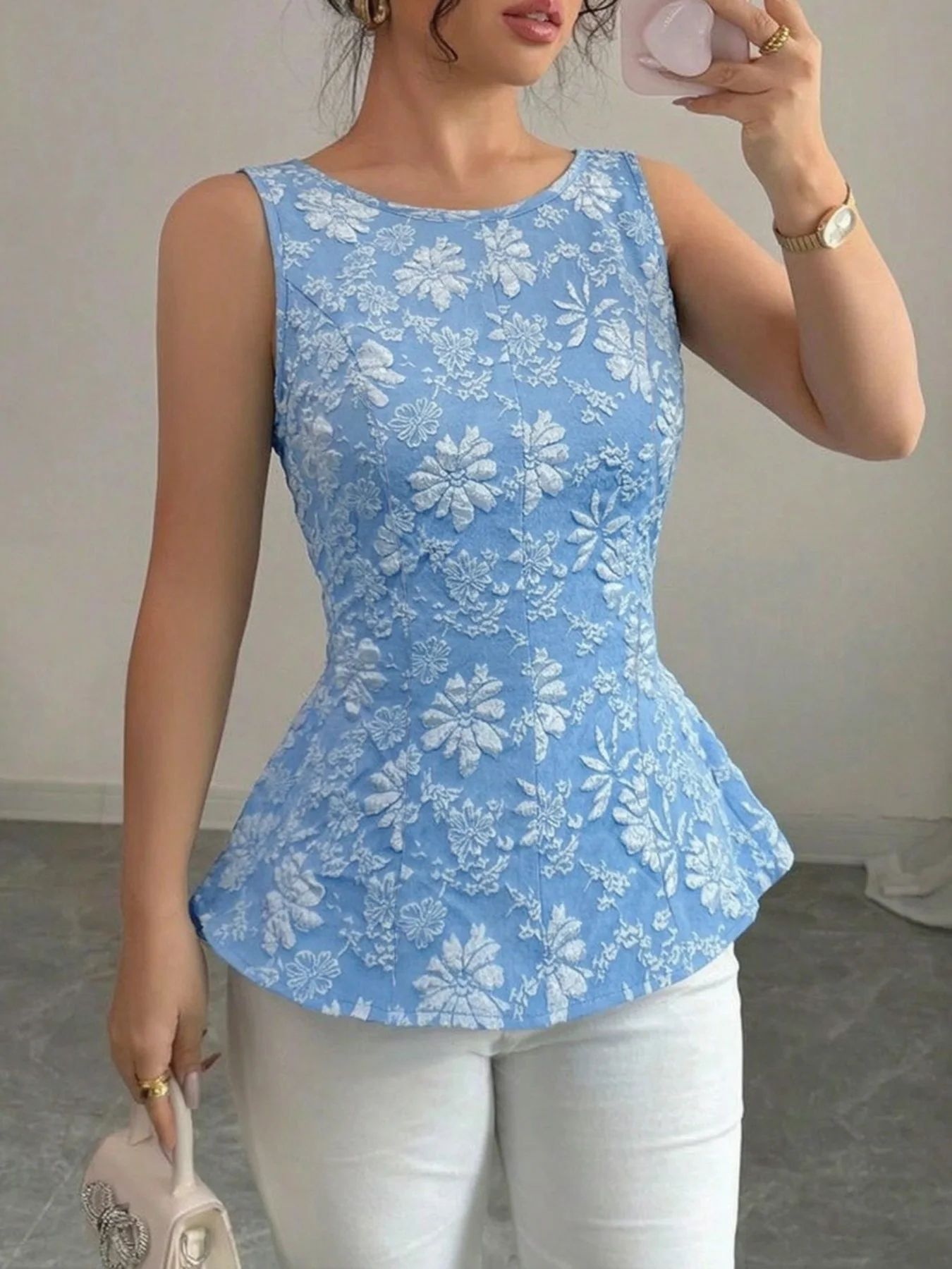 Damen-Oberteil in Unifarbe, ärmellos, mit Rundhalsausschnitt, 3D-Jacquard-Textur und Rüschensaum – ideal als Arbeitskleidung. – Detail 8
