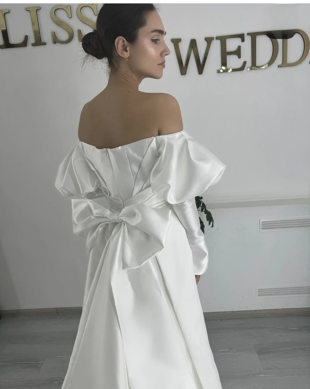 エレガントなAラインのウェディングドレス、女性用、オーダーメイド、ブライダルガウン、魅力的なローブ・ド・マリー、レースアップバック、ボウ、ロングテール