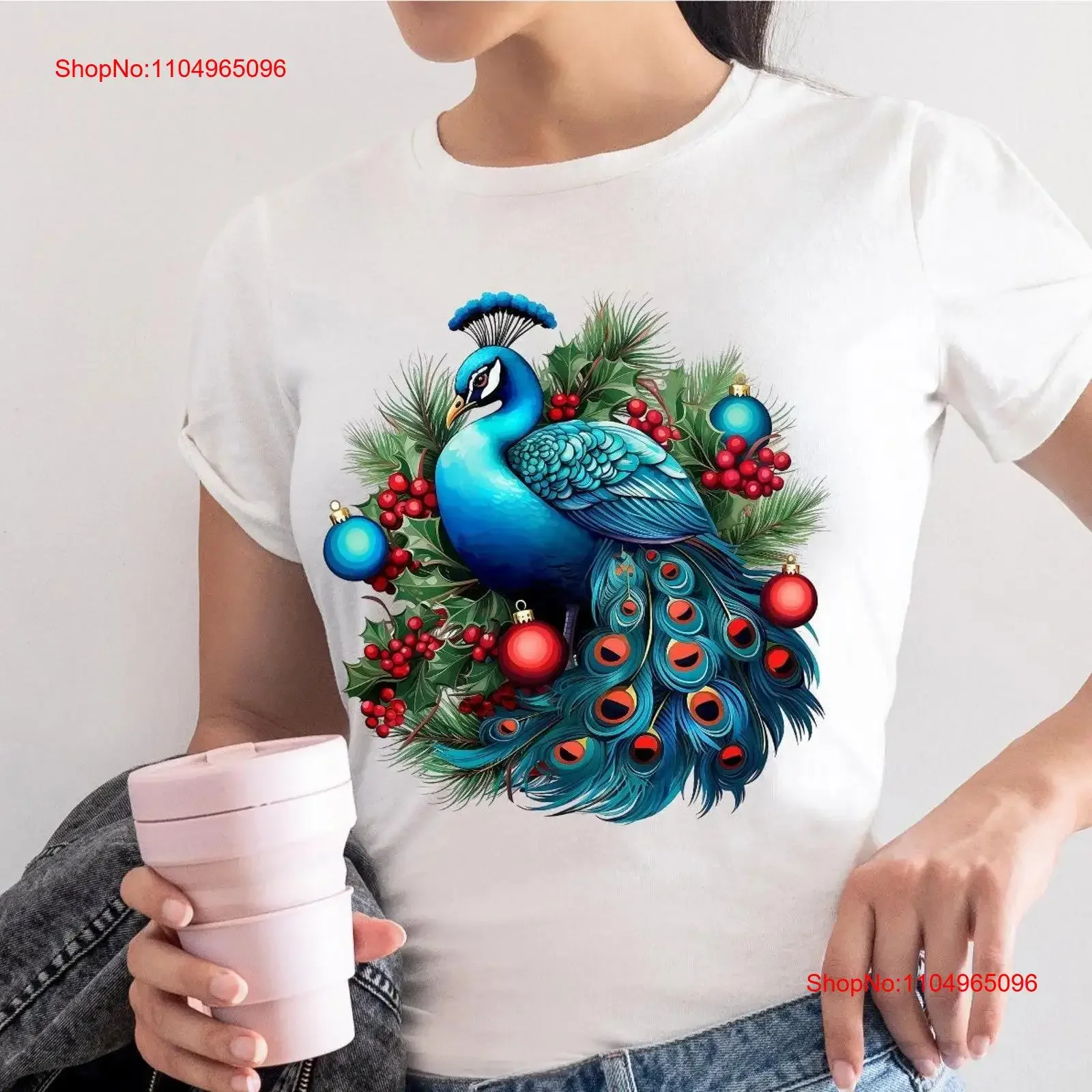 Camiseta de pavo real con corona festiva de árbol de Navidad, adornos de bolas, estampado DTG, Idea navideña de moda, Top vintage lavado