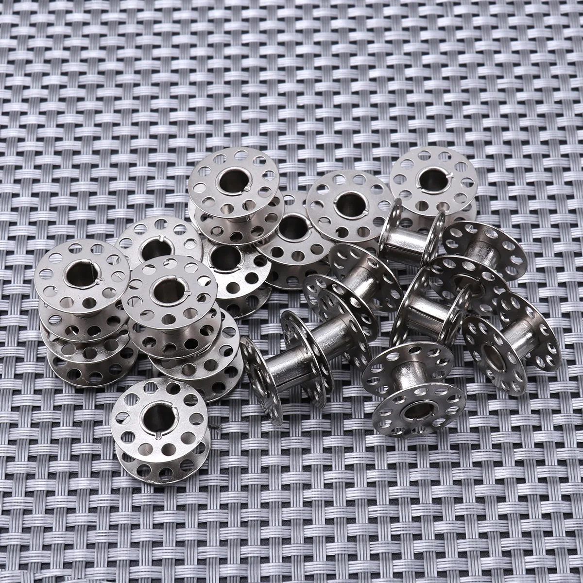 

20Pcs Metal Sewing Machine Bobbins 20mm Diameter Durable Hard Metal Suitable for Domestic Sewing Machines Babylock