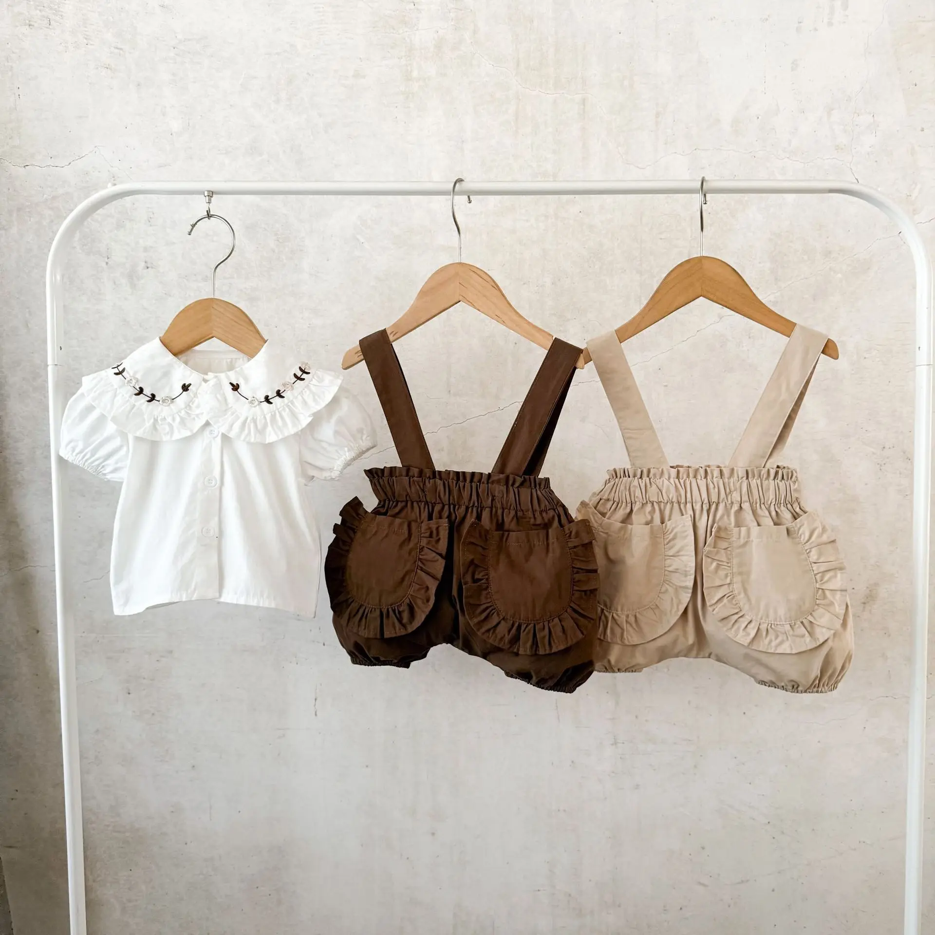 Ins النسخة الكورية فتاة طفل الصيف المطرزة طوق قصيرة الأكمام قميص الدانتيل الحمالة السراويل مجموعة عارضة قطعتين مجموعة