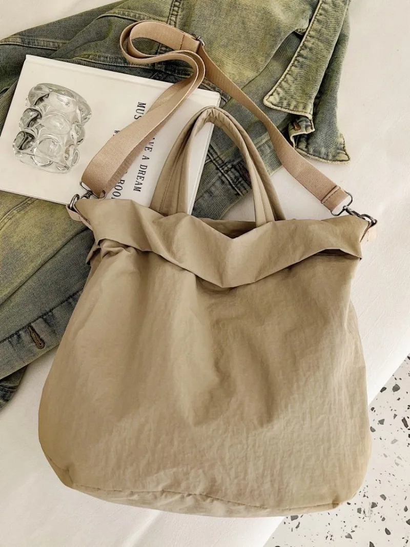 CEEKAY Mattschwarze, gekräuselte Nylon-Umhängetasche, übergroße, weiche Umhängetasche mit einfacher Überschlagöffnung, breiter, verstellbarer Stoffriemen, lässige Handtasche – Detail 40