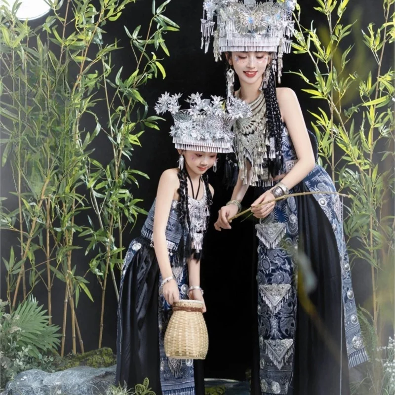 Rodzinny batikowy strój narodowy z kapeluszem i kołnierzem