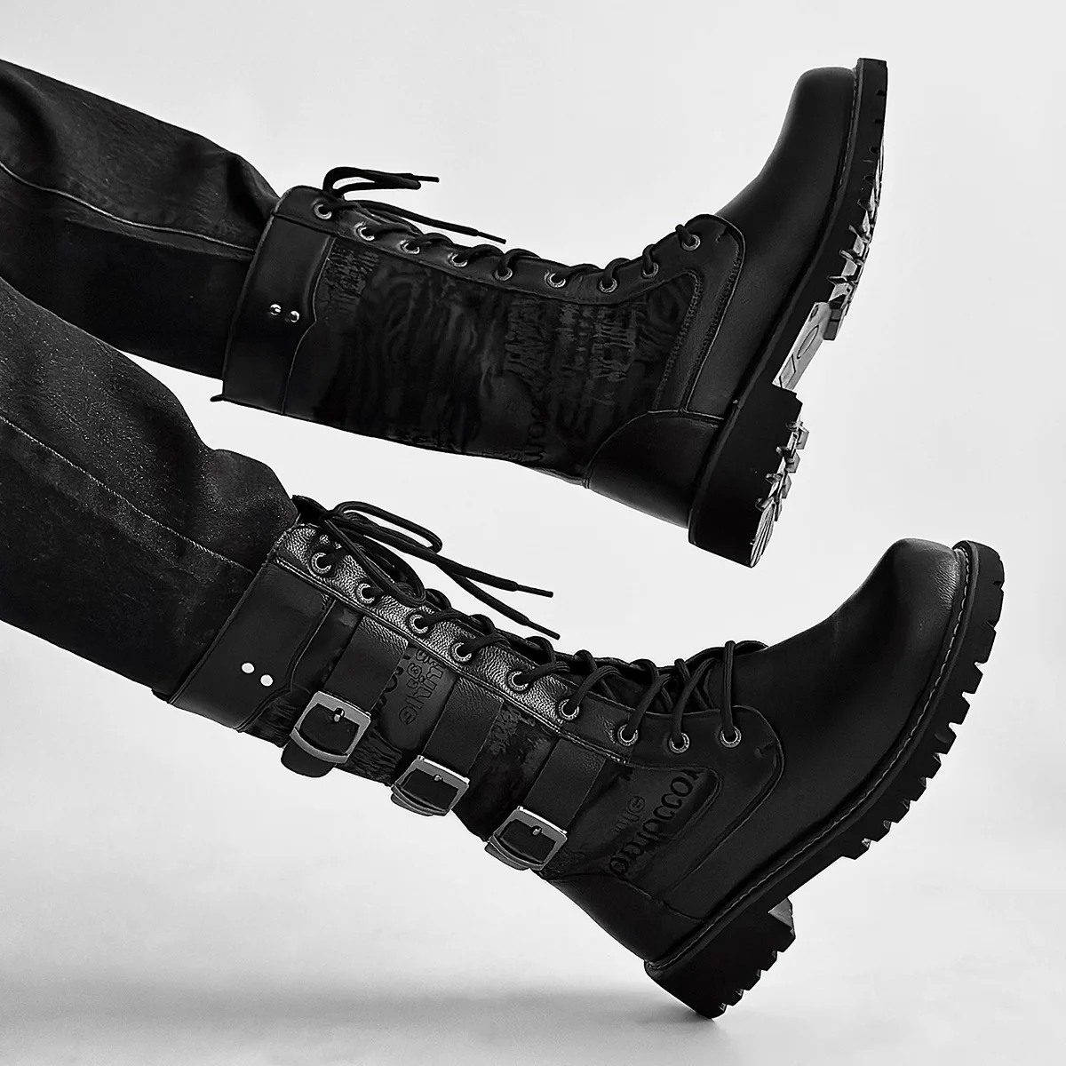 Men's high top boots 2026 Korean version trendy boots men's thick soled lace up high boots British oversized boots